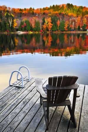 adrium Holz-Bild 40 x 60 cm: Hölzernes Dock mit Stuhl auf ruhigem Fallsee(5139549)
