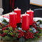 Lights4fun 50cm Adventskranz mit roten Beeren inkl. Kerzenhalter 4er Set TruGlow® rote LED Kerzen 15cm