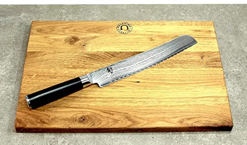 KAI Shun Classic Set ultrascharfes DM-0705 Brotmesser mit Wellenschliff 23,0 cm + großes, handgefertigtes Eichenbrett, 40x25 cm, Angebotsset