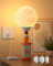 TobeBright 3D Mondlampe Tischlampe, Mond Lampe mit Kabel und Schalter, 2700K Warmweiß, Mondlampe Nachtlicht für Zuhause, Büro, Schlafzimmer, Geschenke für Freundin, Frauen, Mädchen, Jungen