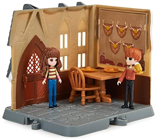 Wizarding World Harry Potter Playset Les Trois Brooms Magical Mini Set with 2 Exclusive Figures and 5 Accessories for Children Age 6+