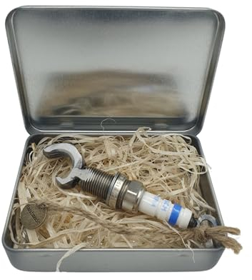 Elbkrämer Flaschenöffner aus Zündkerze und Stahl - handgefertigt in Deutschland in Geschenkverpackung. Ein originelles praktisches Geschenk für Auto Fans Schrauber Tuner Mechaniker KFZ Mechatroniker