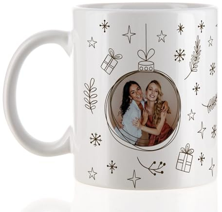 Herz & Heim® Personalisierte Weihnachtstasse mit Foto – Festliche Tasse mit Weihnachtskugel-Design – Fototasse zu Weihnachten mit eigenem Bild – Keramiktasse 300 ml