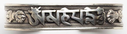 Buddha Figuren BUDDHAFIGUREN Schmuck Armreif Silbern aus Weißmetal 15 mm Om Mani Shrivastra