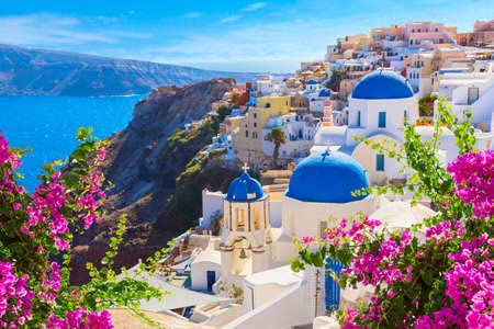 adrium Poster-Bild 110 x 80 cm: Santorini-Insel, Griechenland. Oia Town Traditionelle weiße Häuser und Kirchen mit blauen Kuppeln über der Caldera, Ägäis.(121915850)