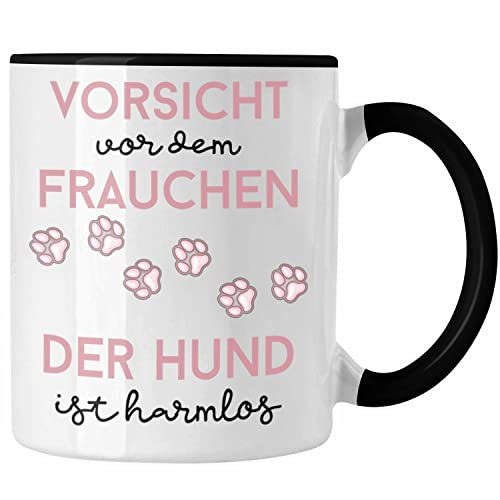 Trendation - Frauchen Tasse Geschenk Hunde Geschenkidee Lustig Vorsicht Vor Frauchen Der Hund Ist Harmlos Spruch (Schwarz)