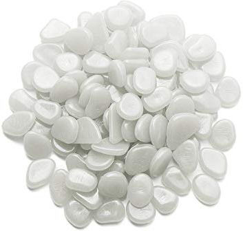 Mdurian 200Pcs Pierre Lumineuse Galet Lumineux Cailloux Brillants dans Le Noir pavés pour Maison Jardin passerelle Aquarium Patio pelouse Décoratives Blanc
