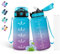 Gourde, 500ml Gourde Enfant, Gourde Paille, Anti-Fuite, Gourde Graduée pour 1 Journee, Facile à Nettoyer, Gourde Graduée avec Slogan de Motivation, Bouteille d'eau pour l'École, Voyage, Bleu-Violet