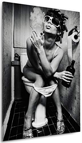 Wallario Leinwandbild Kloparty - Sexy Frau auf Toilette mit Zigarette und Schnaps - Wandbild 60 x 90 cm: Kunstdruck | Brillante lichtechte Farben | hochauflösend | verzugsfrei