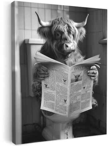 MuchoWow© Wandbilder 30x40 cm Badezimmer WC Wanddeko Schlafzimmer Zimmerdeko Wandgemälde Zimmer Deko auf Wand Dekoration Wall Art Highlander - Kuh - Zeitung - Toilette - Schwarz und weiß