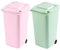 TAIANJI 2 Piezas Mini Papelera Escritorio, Papelera de Sobremesa con Ruedas, Portabolígrafos Multifuncional Mini Papelera de Plástico, Papelera Sobremesa con Tapa Despacho Polvorín (2 Colores)