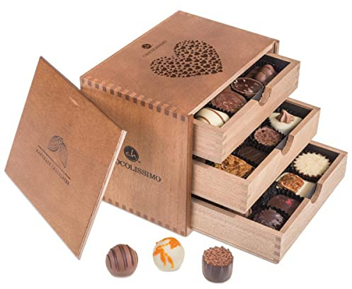 CHOCOLISSIMO - Liebes Geschenk - 30 edle Pralinen in Holzbox - Kleines Schokolade Geschenk mit Herzmotiv - mit Alkohol - für Frauen, Männer, Mama, Freundin, Partner - zum Geburtstag, Valentinstag