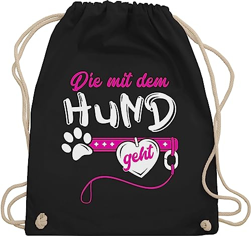 Turnbeutel Rucksack - für Hundebesitzer - Die mit dem Hund geht I Hundemama Hundebesitzerin Hundetrainerin Geschenk - Unisize - Schwarz - hundegeschenke sportbeutel+spruch hundefan gassi beutel