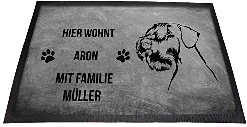 Tierisch-tolle Geschenke Riesenschnauzer Fußmatte mit Namen für innen & außen | Hier wohnt (Name1) mit Familie (Name2) | rutschfest | Waschbar | Fussmatte personalisiert | (Grau 1)