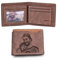 MunkiMix Personalisierte Foto Leder Bifold Geldbörsen für Männer Benutzerdefinierte Gravierte Skizze Bild/Text Herren Geldbörse Geschenke für Ihn Vater Freund Ehemann Sohn (A2-Text, Dunkelbraun)