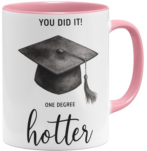 OM3® One Degree Hotter Kaffee-Tasse mit Spruch - Abschluss Hut für Bachelor Master Studium Graduation - Glückwunsch Diplom bestandene Prüfung - Keramik Becher - 325ml - Beidseitig Bedruckt - Rosa