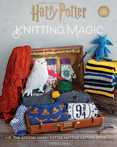 Harry Potter: Knitting Magic: The essential pattern book for knitting iconic Harry Potter clothing and accessories
