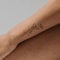 kiss here - Inkster Tattoo | vegane & wasserfeste Temporäre Tattoos für Erwachsene - EU-Kosmetikzertifizierte Farbe - revolutionäres 2 Wochen Tattoo | Premium Klebetattoos