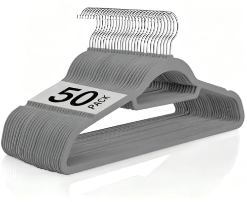 Perchas de Terciopelo Antideslizantes para Trajes con Barra para Corbatas – Kit de 50 - Ahorra Espacio, Resistentes y Elegantes, Color Gris, Pack de 50 (Pack 50)