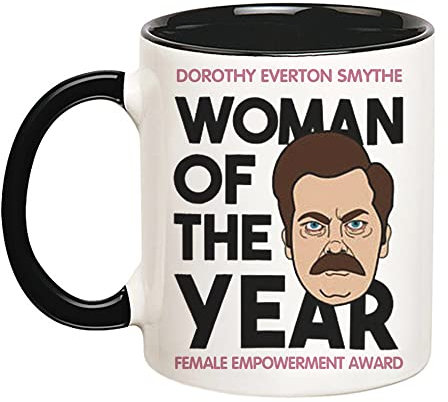 Fonhark - Lustige Ron Swanson Woman of the Year Tasse, Dorothy Everton Smythe Female Empowerment Award, 325 ml Kaffeetasse/Tasse