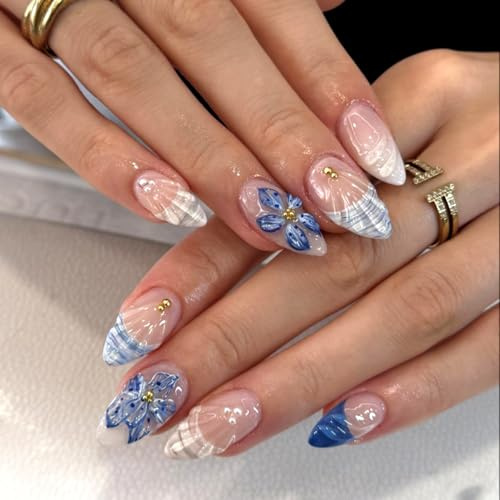 Kurze Press On Nägel Mandeln, 24 Stück Blau & Weiß Blumen Acryl Fake Nägel mit Kleber Kit, Glossy Plaid & 3D Flower Stick Frauen, wiederverwendbare gefälschte Nägel für Partys