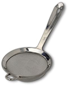 Ruoth® Petit tamis à maille fine. Petit tamis de 9,5 cm à ajouter à votre collection de tamis et de passoires. Passoire parfaite pour le thé ou le café. Mini-tamis pour la cuisine ou la pâtisserie