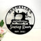 Personalisierte Nähzimmerschild, Nähzimmer Schild Nähmaschine mit Name, Quilting-Zeichen, Nähraum, Blechschilder für Nähstube Geschenke für Näherinnen, Metall Nähschild, Geschenk für Mama (Design 1)