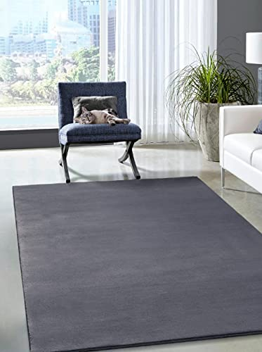 the carpet Cosy kuschelig Warmer Fellteppich, weich und elegant, waschbar und Fußbodenheizung geeignet, Öko-Tex Zertifiziert, Anthrazit, 140 x 200 cm