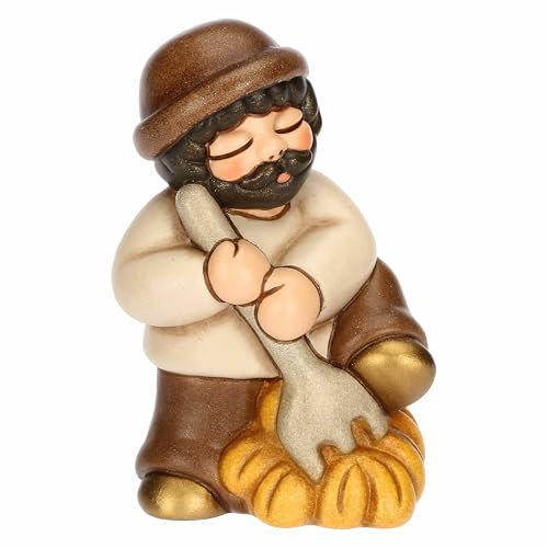 THUN, Uomo con Forcone e Fieno in Ceramica di Alta Qualità, Collezione Presepe Classico, Statuine per Presepe di Natale da Collezione, 5,2 x 4,3 x 7,9 cm