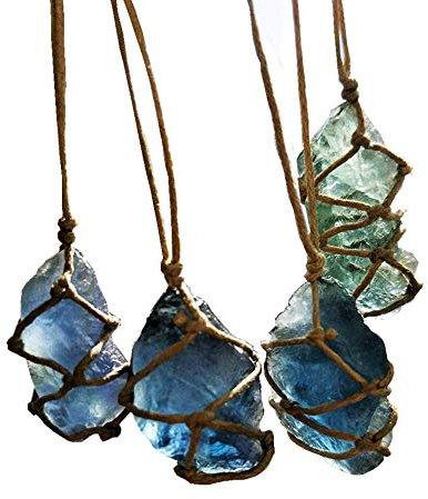 Aitelei Collana con ciondolo in cristallo di fluorite blu-verde naturale grezza, ciondolo Reiki Chakra curativo, pietra trattata, con corda intrecciata a mano in colore casuale
