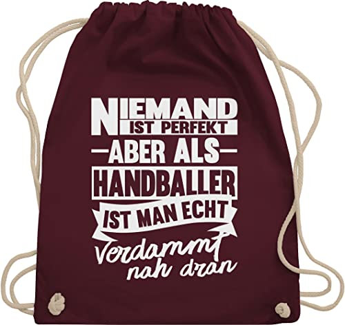 Turnbeutel Rucksack - Handball EM 2026 Trikot Ersatz - Niemand ist perfekt aber als Handballer ist man echt verdammt nah dran - Unisize - Bordeauxrot - handballbeutel hanball handball-tshirt