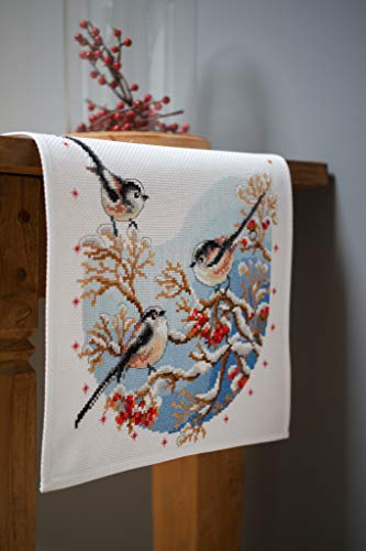Vervaco Stickpackung Tischläufer Zählmusterpackung Kreuzstich Schwanzmeisen & Beeren Stickläufer zum Selbersticken Stickset Weihnachten Kreativ Set für Erwachsene 32 x 84 cm Kreatives Geschenk