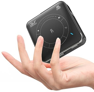 QIAOLET Mini Beamer Akku,Tragbarer DLP Projektor mit 5G WiFi und Bluetooth,Android OS,Portable Projector für Handy,iPhone,Computern,TV-Sticks,USB/HDMI,Kleiner Beamer für Outdoor,2+16 GB