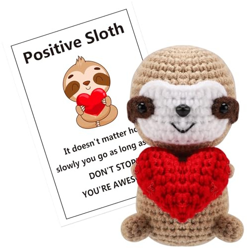 TOYMIS Positives Faultier mit Rotem Herz, Süßes Gehäkeltes Tier mit Positiver Karte Emotionalen Unterstützung Puppe für Paare Beste Freunde Geschenk Zuhause Büro Auto-Armaturenbrett Dekoration(Khaki)