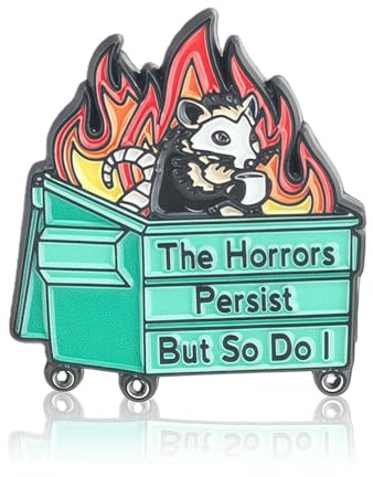 Ruispeed Witzige Emaille-Brosche „Dumpster Fire“ – Lustiger Spruch-Anstecker „The Horrors Persist But So Do I“ für Rucksack, Jacke, Tasche oder Hut