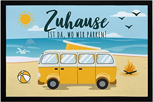 SpecialMe® Fußmatte mit Spruch Zuhause ist da wo wir parken Campinbus Camping Urlaub Zubehör Gagdet rutschfest & waschbar Strand schwarz 60x40cm