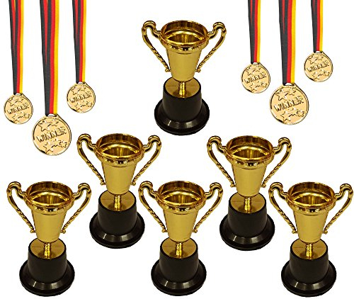 KSS 6 X Gold Pokal groß ca 10 cm und 6 X Medaille Gold mit schwarz rot Gold Band für Kindergeburtstag Party Mitgebsel Mitbringsel Verlosung Tombola kleine Preise usw...
