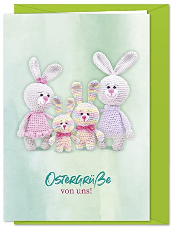 PAPIERSTROLCH 4er Set Osterkarten Ostergrüße von uns Vier - niedliche Karten mit Amigurumi-Hasen, Eltern 2 Kinder, Osterpost, Amigurumi Karte mit gehäkelten Tieren - 4 Karten mit Umschlag