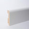 Battiscopa in legno massiccio con bordo anteriore arrotondato bianco RAL9010 laccato (80 mm)