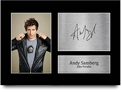 HWC Trading A4 Andy Samberg Brooklyn Nine-Nine Geschenke Gedrucktes Signiertes Autogramm Foto für Fans von Fernsehshows