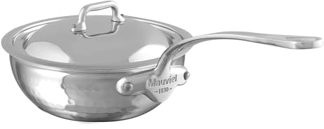 Mauviel M'Elite Sauteuse incurvée évasée 5 plis en acier inoxydable poli martelé avec couvercle incurvé, poignée en fonte d'acier inoxydable, 2,1 l, fabriquée en France