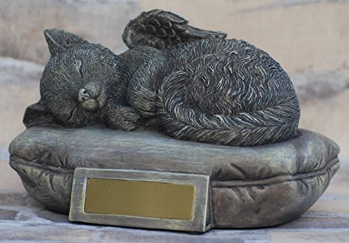 MystiCalls Katzen Urne grau als Katzen-Engelfigur liegt auf Kissen mit Gravurplatte, Tierurne