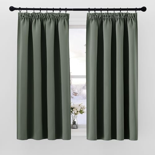 PONY DANCE Verdunkelnde Gardinen mit Kräuselband Kurz 2er Set H 160 x B 140 cm Verdunklungsvorhänge Schiene Thermovorhang gegen Hitze Schlafzimmer Vorhänge Blickdicht, Graugrün