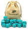 Waldfelsen 6, 12, 20, 30 oder 50 hochqualitative Würfel Standardgröße 16 mm Acrylwürfel Knobel Spielwürfel Dice 6-seitig sechsseitig Spielzubehör Set mit Stoffbeutel (Türkis, 20 Stück)