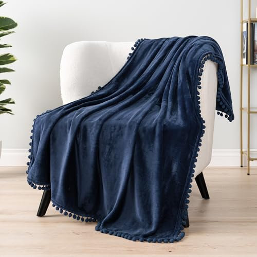PAVILIA Überwurf mit Bommeln, Marineblau, weiche Fleece-Pompon-Fransen, Decke für Couch, Bett, Sofa, dekorativ, gemütlich, Plüsch, warme Flanell-Samt-Quaste, Überwurfdecke, 50 x 60 cm