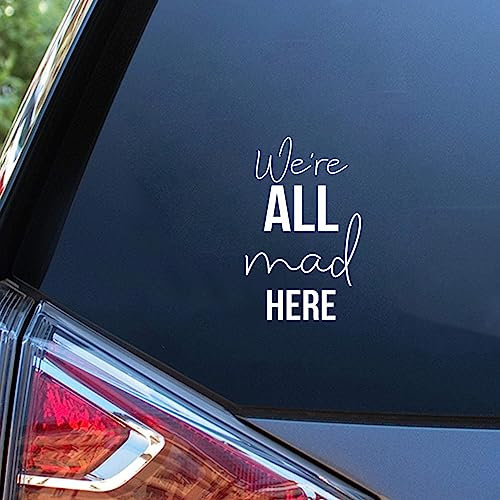 Yelolyio We're All Mad Here Auto-Aufkleber, Zitate, motivierender Spruch, Autoaufkleber, Stoßstangen-Aufkleber für Autos, lustiger Vinyl-Aufkleber, LKW, Fenster, Laptop, Aufkleber, 15,2 cm
