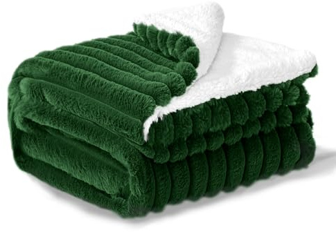 BEDELITE warme Decke Sherpa Kuscheldecke Flauschig Dunkelgrün 150x200 | dicke Deko Fleecedecke, Cord Überwurf für Wohnzimmer und Schlafzimmer, weiche Wohndecke, Tagesdecke, das ideale Geschenk