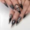 NICENEEDED 24PCS Stampa di Halloween Sulle Unghie, Unghie Finte Gotiche Unghie Finte Rosa Nera con Strass, Unghie Lunghe A Stiletto Unghie Acriliche A Copertura Totale