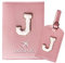 ZVRSUA Reisepasshülle Rosa und Kofferanhänger Set mit Buchstabe J, Passport Hülle Reise Gadgets und Travel Essentials Hülle Reisepass,Geschenk für Frauen/Teenager/Mädchen/Kind(J)