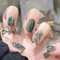 Aikeis 24 Stück grüne Blätter, grüner Zweig, kurze ovale Nagelaufkleber, Tintenkunst-Design, künstliche Nägel für Damen, Nägel mit vollständiger Abdeckung, kurze Nägel